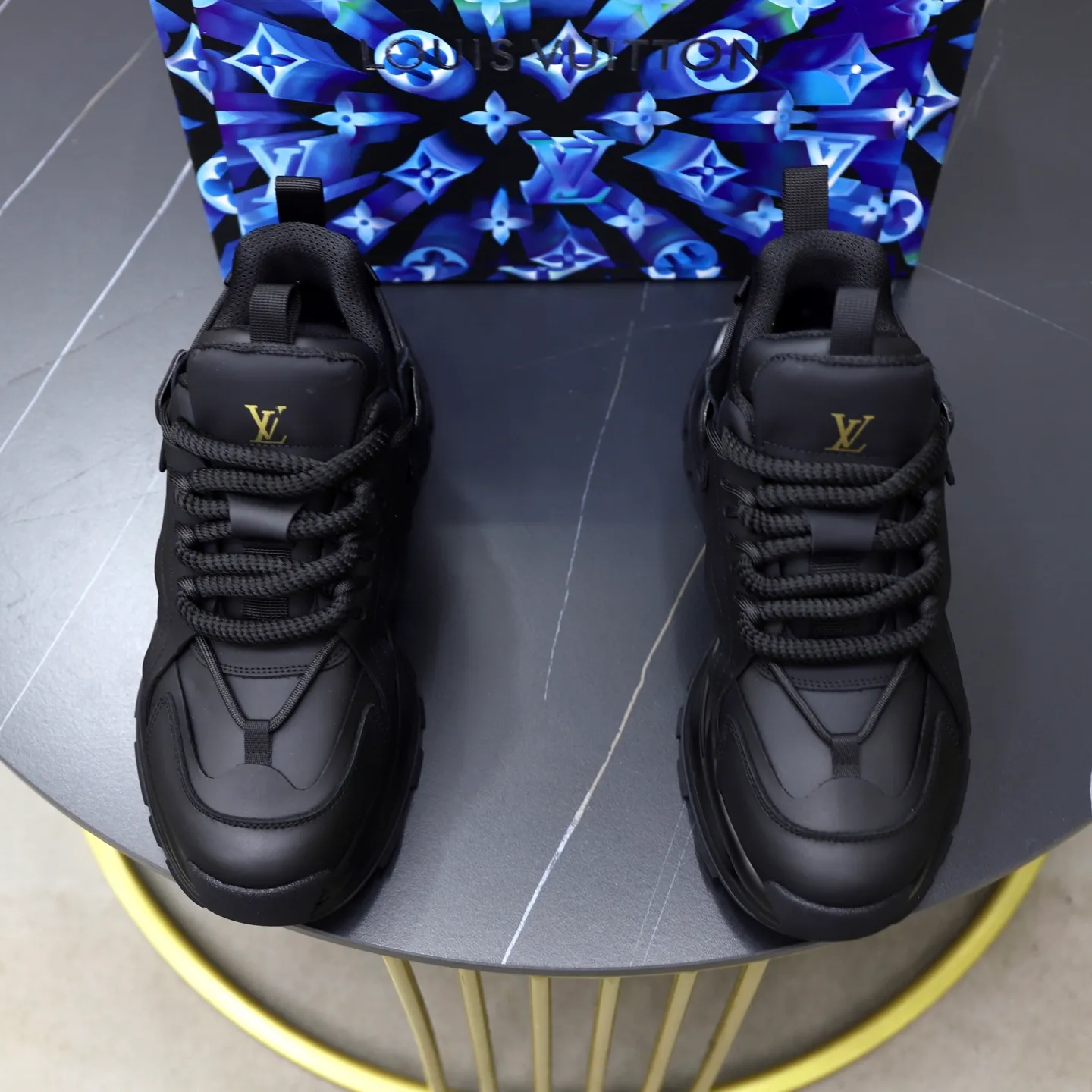 Ex-factory price: 600💰【LV】Louis Vuitton is a high-end brand of men's shoes, new model on the market, top luxury brand, the latest fashionable casual men's shoes, a trendy and versatile style, relaxed and sporty, with calfskin upper and ultra-fine workmanship. The original personalized fashionable rubber wear-resistant outsole is light and comfortable on the foot. Code number: 39-44 (45, 46 customized)